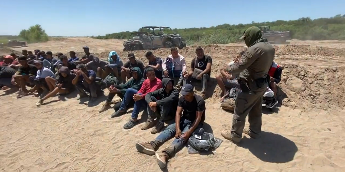 Arrestan a grupo de más de 100 migrantes en Eagle Pass