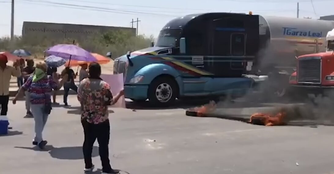 Queman llantas en protesta por crisis de agua en Torreón