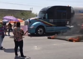 Queman llantas en protesta por crisis de agua en Torreón
