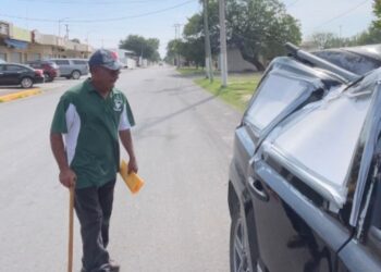 Espectacular de OXXO cayó sobre su auto hace 3 meses y aún no le reparan daños