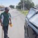 Espectacular de OXXO cayó sobre su auto hace 3 meses y aún no le reparan daños