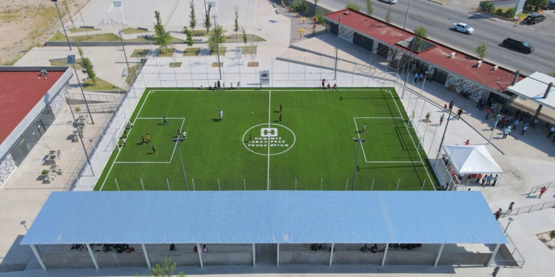 CUANDO SOCIEDAD Y GOBIERNO SUMAN ESFUERZOS SE LOGRAN GRANDES OBRAS; ENTREGAN CANCHA DE FÚTBOL DE PASTO SINTÉTICO EN EL POLIDEPORTIVO LA FE