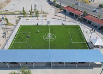 CUANDO SOCIEDAD Y GOBIERNO SUMAN ESFUERZOS SE LOGRAN GRANDES OBRAS; ENTREGAN CANCHA DE FÚTBOL DE PASTO SINTÉTICO EN EL POLIDEPORTIVO LA FE