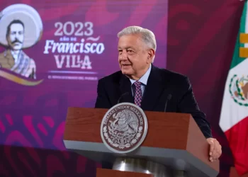 .Vuelve a exhibir AMLO a Rubén Moreira por uso de aviones de AHMSA