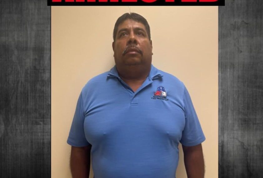 Empleado de negocio en San Antonio es arrestado por instalar cámara en baño de mujeres