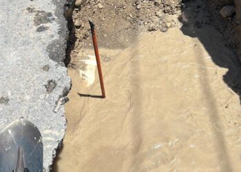 De nuevo revienta tubería de SIMAS este lunes y colonias quedan sin agua