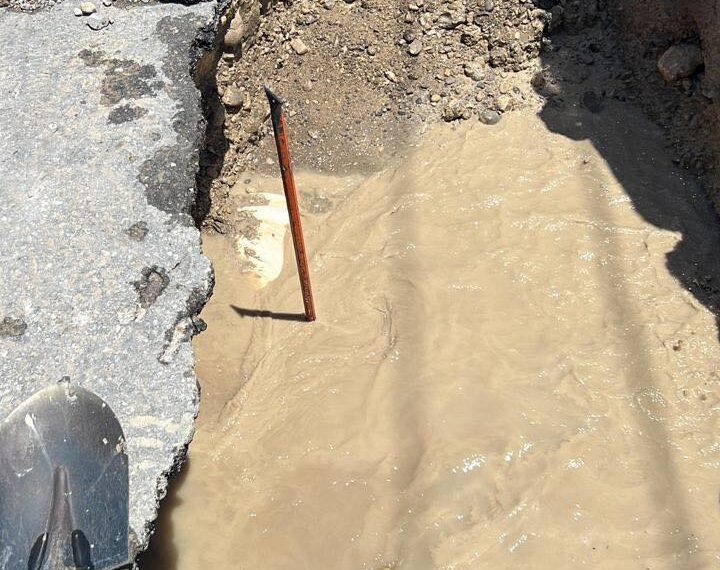 De nuevo revienta tubería de SIMAS este lunes y colonias quedan sin agua