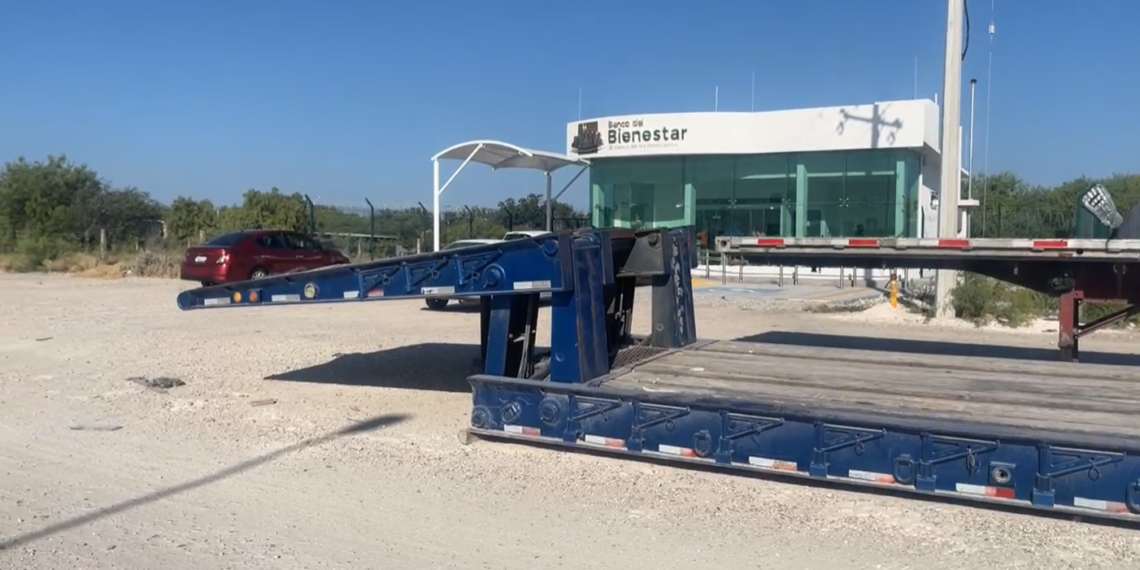 Cajas de tráiler obstaculizan acceso a Banco del Bienestar ante complacencia de inspectores