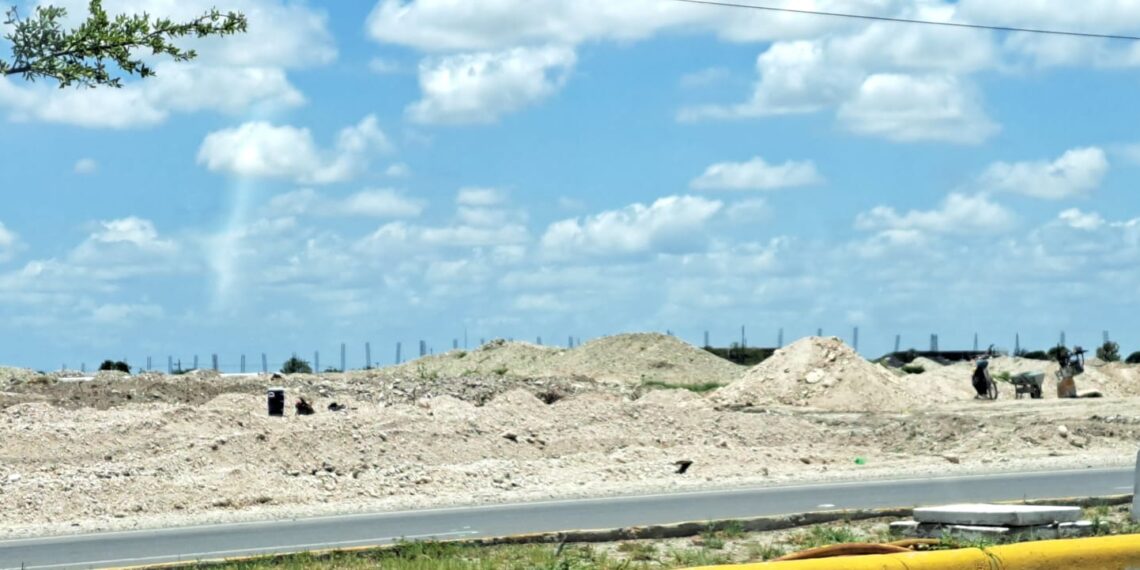 Sigue construcción al margen de arroyo en blvd Las Tinajas