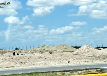 Sigue construcción al margen de arroyo en blvd Las Tinajas