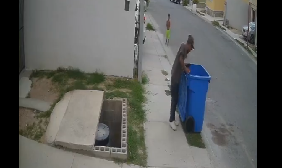 Video: papá enseña a su hijo a robar en colonias de PN