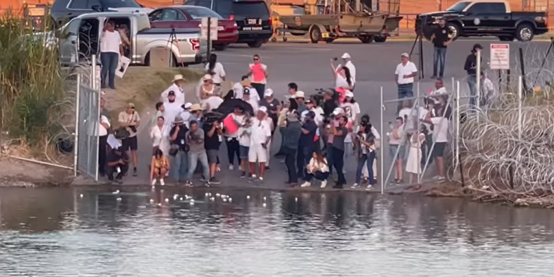 Realizan vigilia en Eagle Pass en memoria de migrantes ahogados en el muro flotante