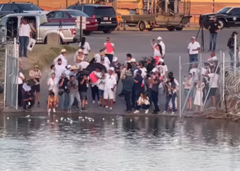 Realizan vigilia en Eagle Pass en memoria de migrantes ahogados en el muro flotante