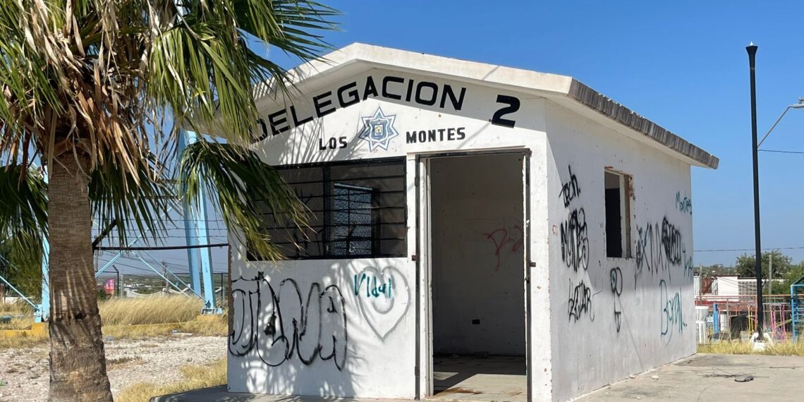 Abandonadas caseta de policía  y plaza pública de colonia Montes