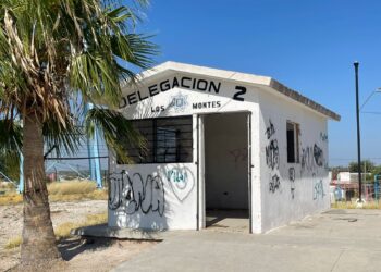Abandonadas caseta de policía  y plaza pública de colonia Montes