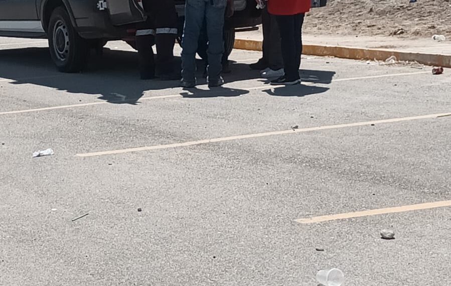 Alumnos desmayados por insolación en entrega de becas del Mpio