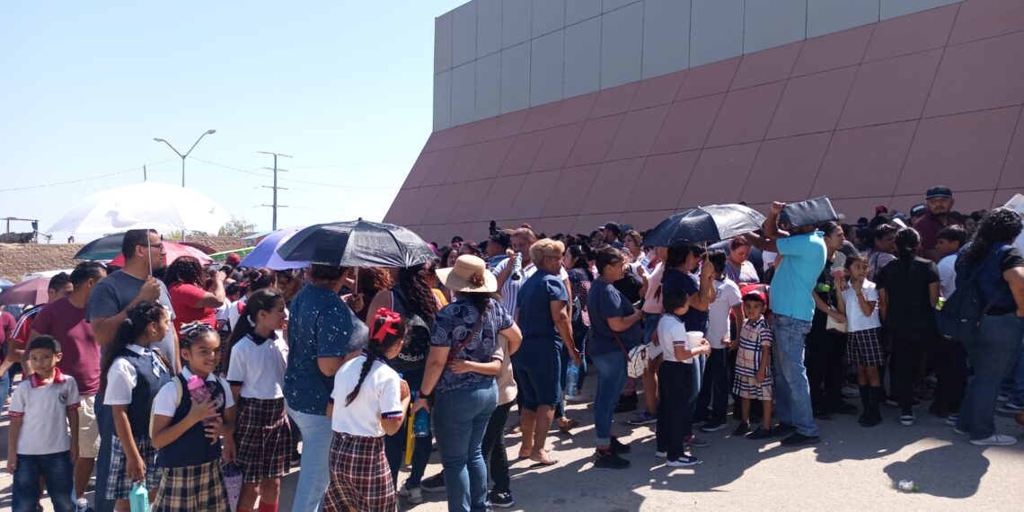 Continúan estudiantes de PN formados bajo el sol en entrega de becas municipales