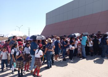 Continúan estudiantes de PN formados bajo el sol en entrega de becas municipales