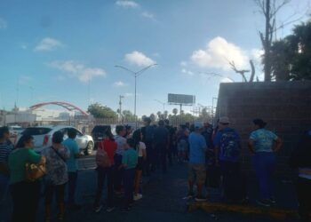 Estampida de migrantes intentan cruzar a EU por puente de Matamoros