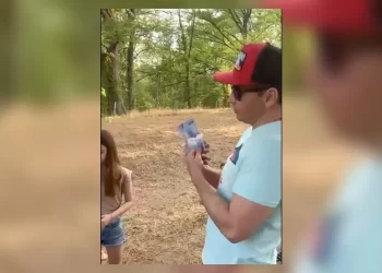 Viral: exhiben al diputado del PT Tony Flores regalando billetes a menores de edad y mujeres