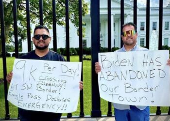 Residentes de Eagle Pass protestan en la Casa Blanca por imparable cruce de migrantes