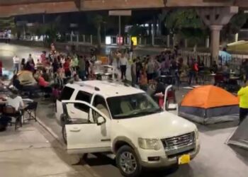 Segundo día de plantón de estudiantes del Tec Saltillo por uso de su escuela para concierto con bebidas