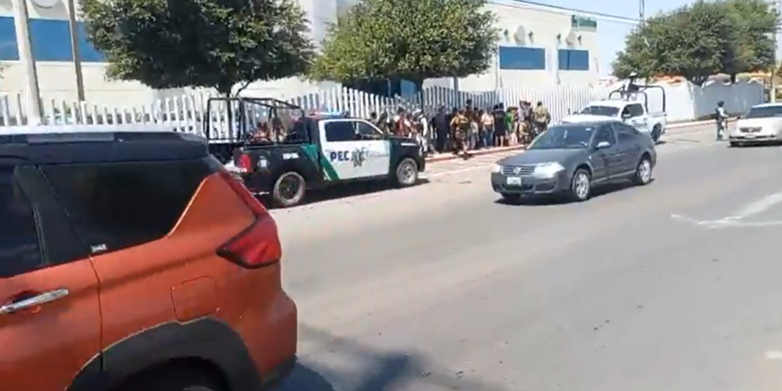 Autoridades interceptan gran grupo de migrantes, pero solo detienen a menos de la mitad
