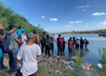 Cruza el Río Bravo caravana de mil migrantes