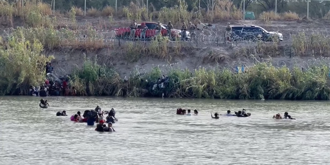 Eagle Pass autoriza nuevamente a polícias estatales arrestar migrantes en el Shelby Park