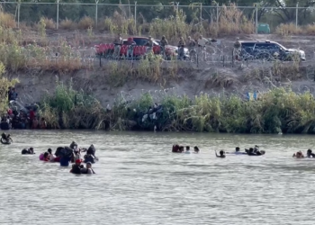 Eagle Pass autoriza nuevamente a polícias estatales arrestar migrantes en el Shelby Park
