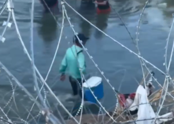 Hombre vende bolis en medio del Río Bravo a migrantes que cruzan a Eagle Pass