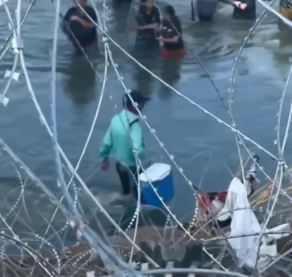 Hombre vende bolis en medio del Río Bravo a migrantes que cruzan a Eagle Pass