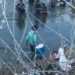 Hombre vende bolis en medio del Río Bravo a migrantes que cruzan a Eagle Pass