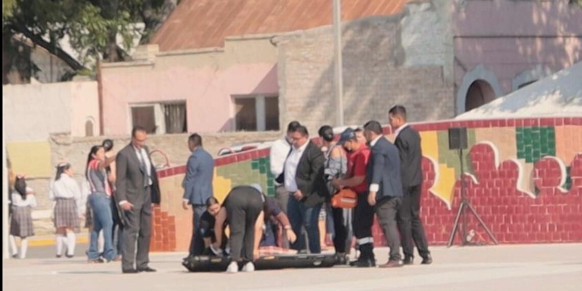 Estudiantes desmayados por insolación en ceremonia de inicio de mes Patrio en PN