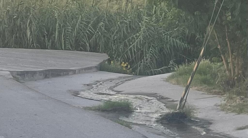 Sin remedio escurrimiento de drenaje al Río Escondido desde hace un mes