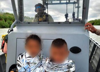 Rescatan a menores migrantes abandonados en la orilla del Río Bravo en Eagle Pass