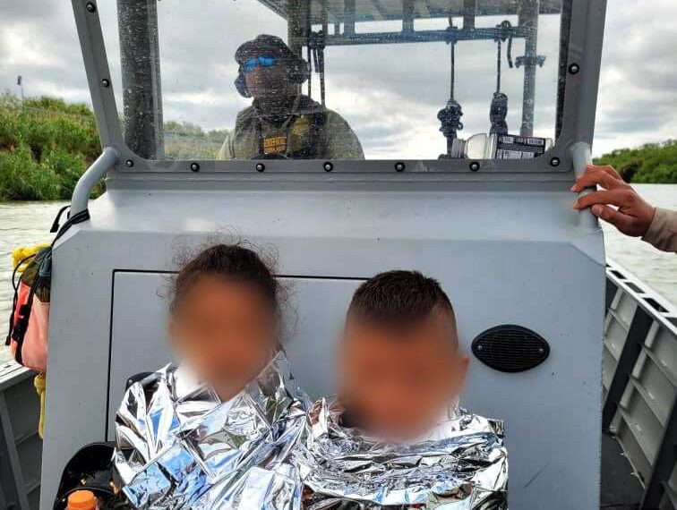 Rescatan a menores migrantes abandonados en la orilla del Río Bravo en Eagle Pass