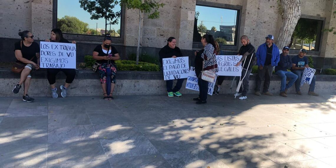 Extrabajadores de VU Manufacturing se manifiestan frente a la Presidencia Municipal