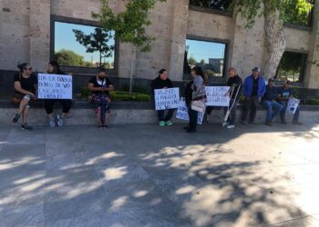 Extrabajadores de VU Manufacturing se manifiestan frente a la Presidencia Municipal
