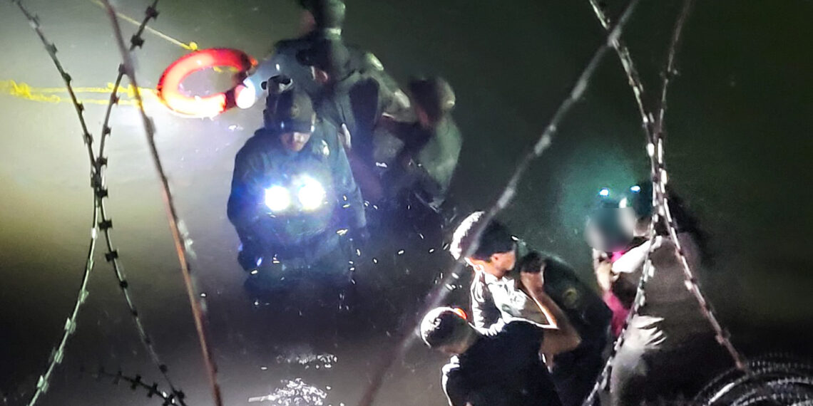 Patrulla Fronteriza rescata a migrantes arrastrados por  el Río Bravo en Eagle Pass