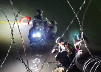 Patrulla Fronteriza rescata a migrantes arrastrados por  el Río Bravo en Eagle Pass