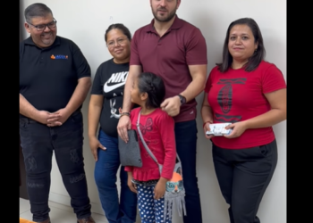 Entrega Jacobo 120 mil pesos a niña nigropetense para apoyo médico