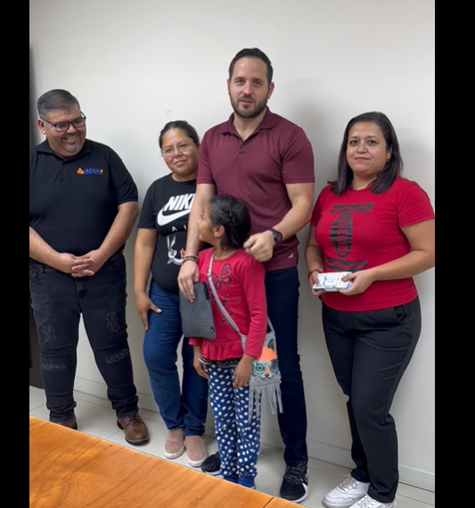 Entrega Jacobo 120 mil pesos a niña nigropetense para apoyo médico