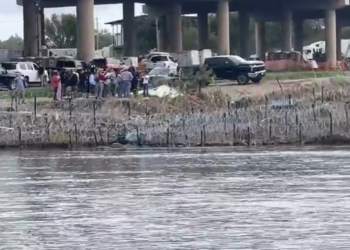 Vivek Ramaswamy asegura en visita a Eagle Pass que faltan más muros en el Río Bravo