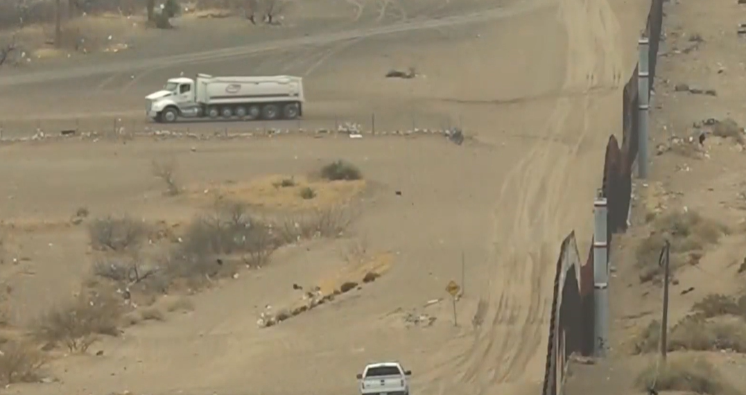 Gobernador de Texas pide mil 500 MDD para muro en frontera de Eagle Pass