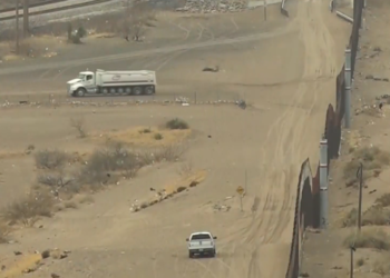 Gobernador de Texas pide mil 500 MDD para muro en frontera de Eagle Pass