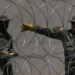 Activistas denuncian que Abbott extiende cerca de púas entre Cd Juárez y El Paso, Tx
