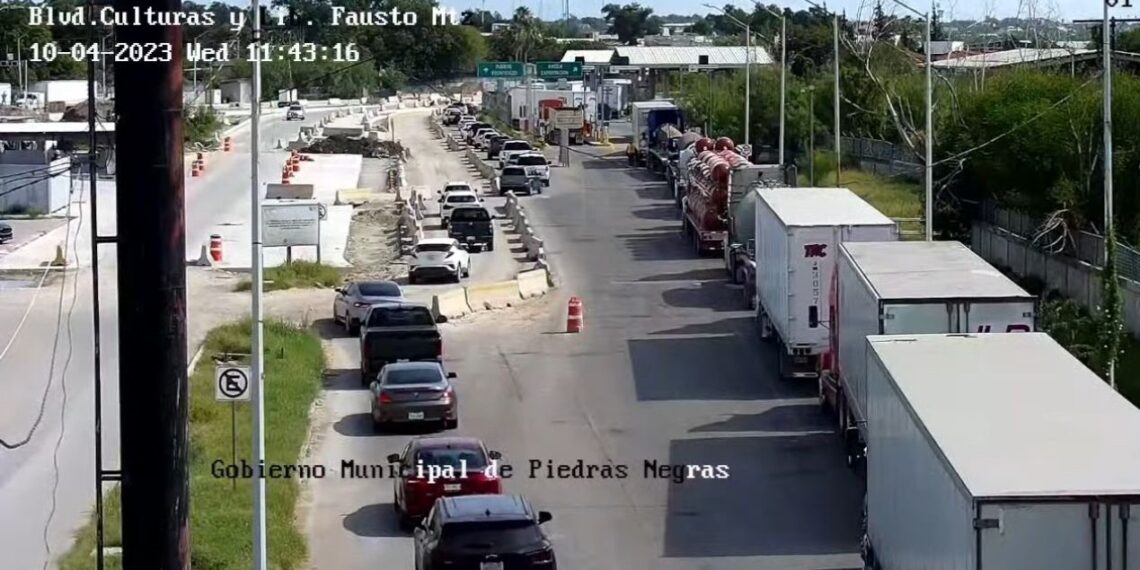 Tráileres en doble fila en Puente Dos ante falta de tránsitos de PN