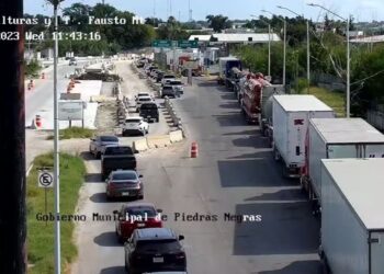 Tráileres en doble fila en Puente Dos ante falta de tránsitos de PN