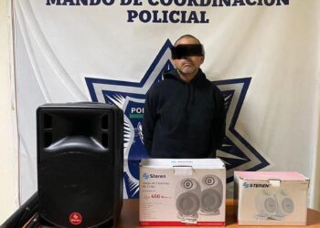 Detienen a presunto ladrón de tienda Steren a una cuadra de la Presidencia Municipal de PN
